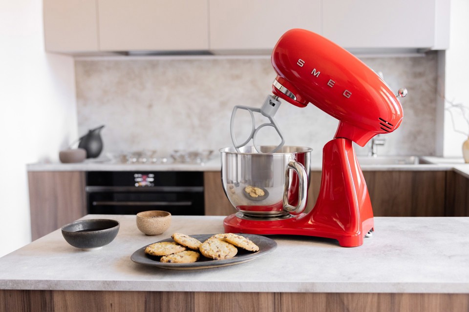 Smeg SMF05RDEU sbattitore Sbattitore con base 1000 W Rosso