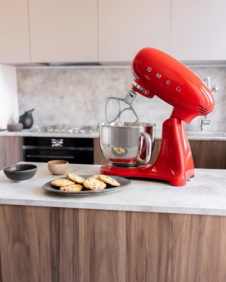 Smeg SMF05RDEU sbattitore Sbattitore con base 1000 W Rosso