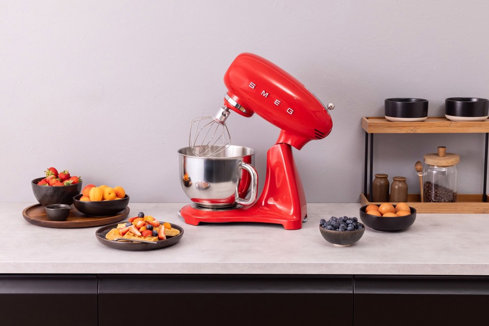 Smeg SMF05RDEU sbattitore Sbattitore con base 1000 W Rosso