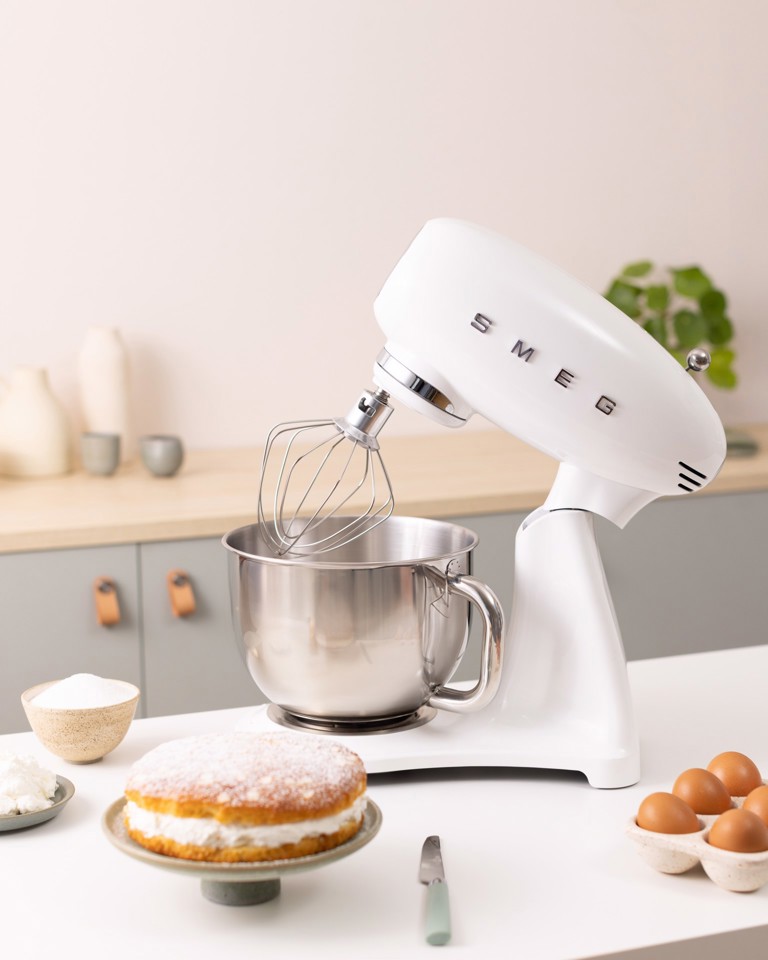 Smeg SMF05WHEU sbattitore Sbattitore con base 1000 W Bianco