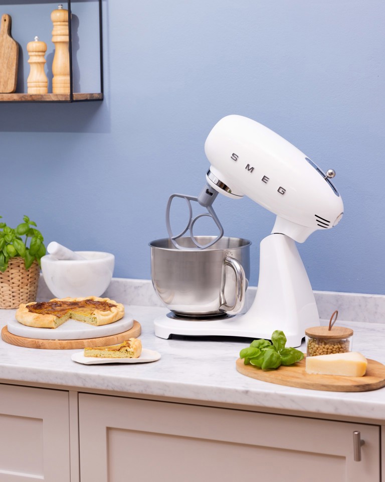Smeg SMF05WHEU sbattitore Sbattitore con base 1000 W Bianco