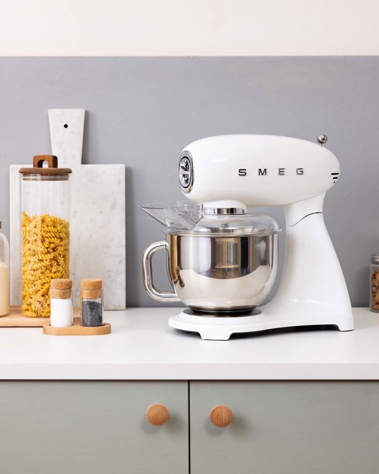 Smeg SMF05WHEU sbattitore Sbattitore con base 1000 W Bianco