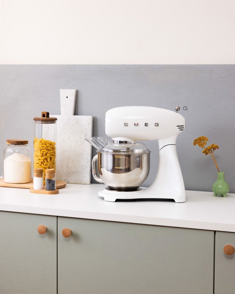 Smeg SMF05WHEU sbattitore Sbattitore con base 1000 W Bianco