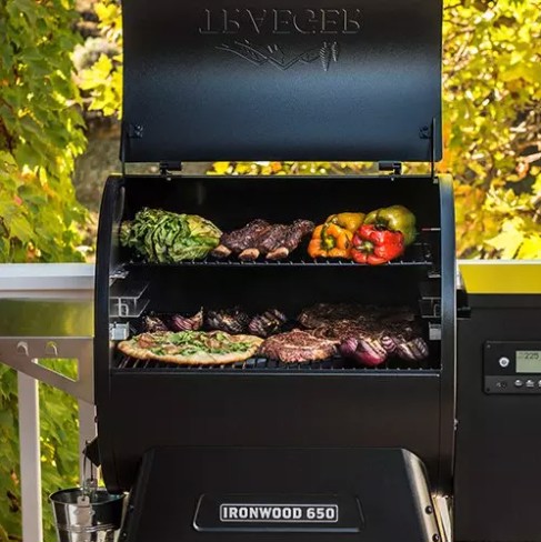 Traeger Barbecue a pellet Ironwood 650 con WiFi con modalità Super Smoke per 12 coperti