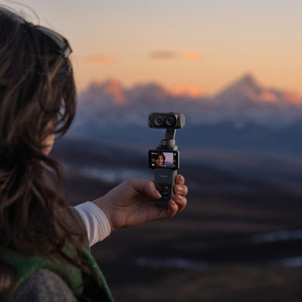Videocamera 8K con gimbal, doppio obiettivo Leica, zoom fino a 12x, touchscreen OLED rimovibile da 2" e stabilizzazione a 3 assi.