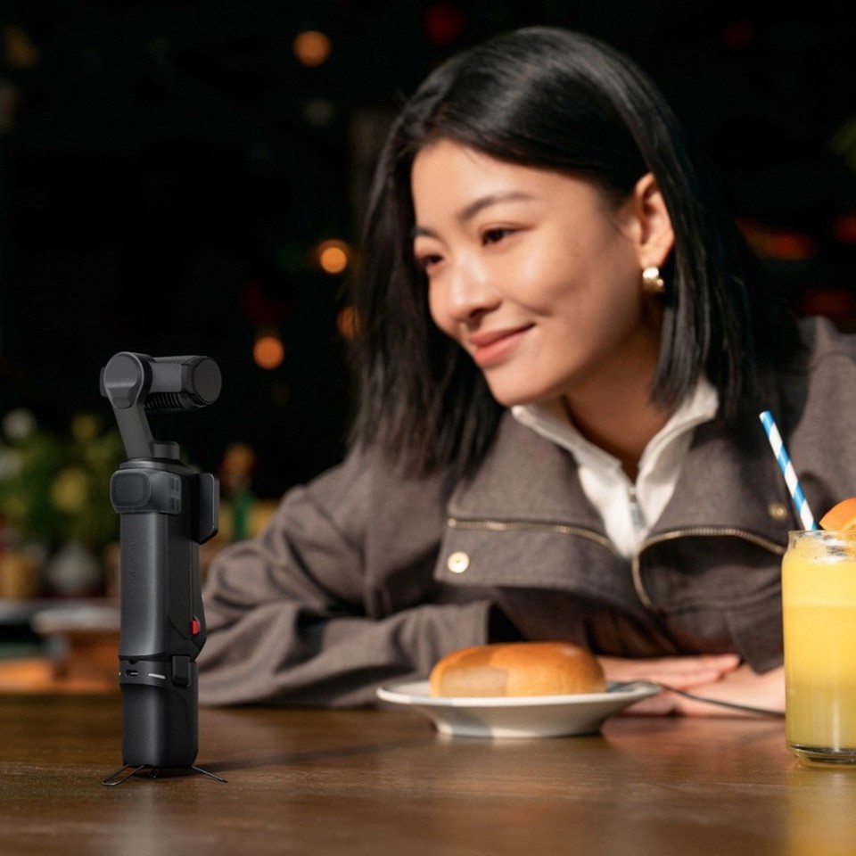 Videocamera 8K con gimbal, doppio obiettivo Leica, zoom fino a 12x, touchscreen OLED rimovibile da 2" e stabilizzazione a 3 assi.