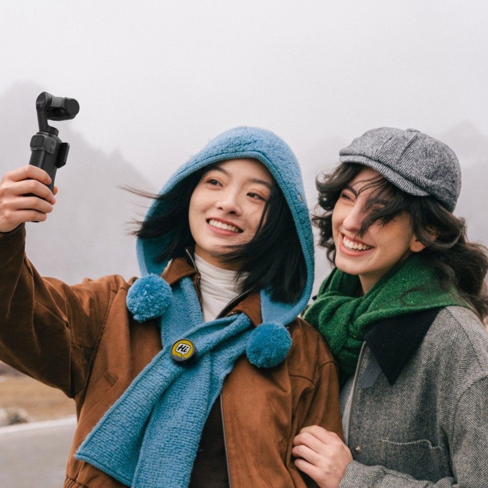 Videocamera 8K con gimbal, doppio obiettivo Leica, zoom fino a 12x, touchscreen OLED rimovibile da 2" e stabilizzazione a 3 assi.