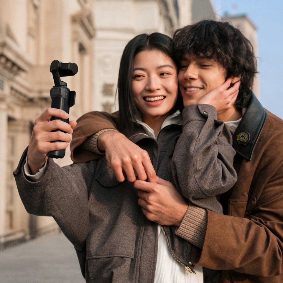 Videocamera 8K con gimbal, doppio obiettivo Leica, zoom fino a 12x, touchscreen OLED rimovibile da 2" e stabilizzazione a 3 assi.