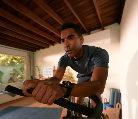 Amazfit Active Max display ultra luminoso da 1,5 pollici, 4 GB di memoria, mappe offline, monitoraggio dell'energia BioCharge