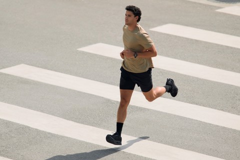 Amazfit Active Max display ultra luminoso da 1,5 pollici, 4 GB di memoria, mappe offline, monitoraggio dell'energia BioCharge