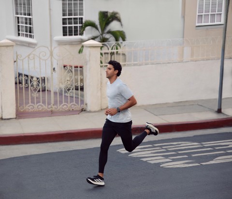 Amazfit Active Max display ultra luminoso da 1,5 pollici, 4 GB di memoria, mappe offline, monitoraggio dell'energia BioCharge