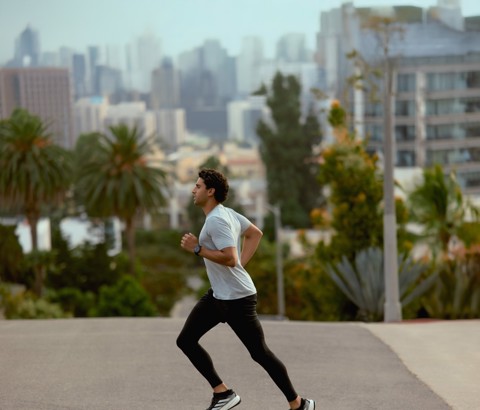 Amazfit Active Max display ultra luminoso da 1,5 pollici, 4 GB di memoria, mappe offline, monitoraggio dell'energia BioCharge