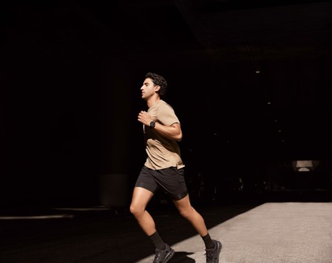 Amazfit Active Max display ultra luminoso da 1,5 pollici, 4 GB di memoria, mappe offline, monitoraggio dell'energia BioCharge