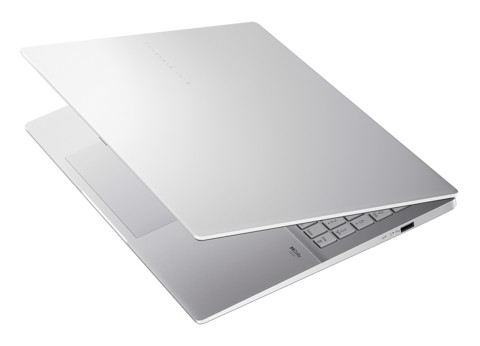 ASUS Vivobook S16 M3607GA-SH012W Copilot+ PC AMD Ryzen AI 7 445 Computer portatile 40,6 cm (16") WUXGA 16 GB DDR5-SDRAM 512 GB SSD Wi-Fi 6 (802.11ax) Windows 11 Home Argento