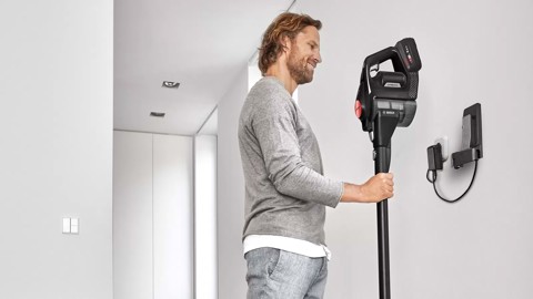 Bosch Serie 8 BCS82PWR25 scopa elettrica Aspirapolvere a bastone Batteria Secco Senza sacchetto 0,4 L Nero, Rosso 5 Ah