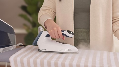 Braun CareStyle 5 - Ferro da stiro con caldaia, Manico ergonomico certificato, 2400W, 2L, Blu (IS5245BL)