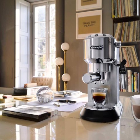 De’Longhi Dedica Style Dedica - Macchina da Caffè Manuale Espresso e Cappuccino, Polvere e Cialde ESE,1.1L, Argento (EC685.M)