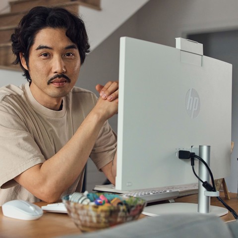 HP 24-cr0011nl PC AMD Ryzen™ 5 7520U 60,5 cm (23.8") 1920 x 1080 Pixel PC All-in-one 8 GB LPDDR5-SDRAM 512 GB SSD Windows 11 Home Wi-Fi 6 (802.11ax) Bianco