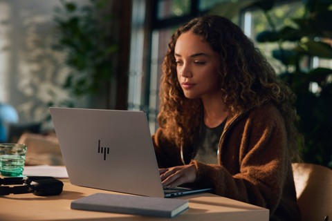 HP E70D9EA laptop Computer portatile 35,6 cm (14") 2K 8 GB LPDDR5-SDRAM 512 GB SSD Wi-Fi 6E (802.11ax) Windows 11 Home AI PC