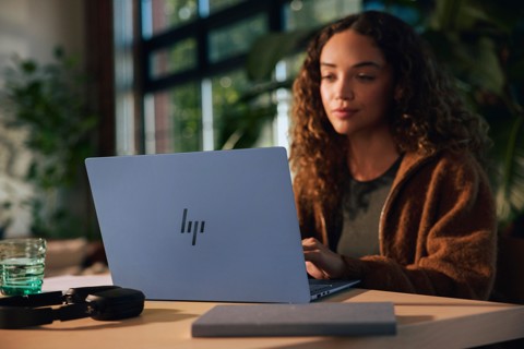 HP E70DCEA laptop Computer portatile 35,6 cm (14") 2K 8 GB LPDDR5-SDRAM 256 GB SSD Wi-Fi 6E (802.11ax) Windows 11 Home AI PC Blu
