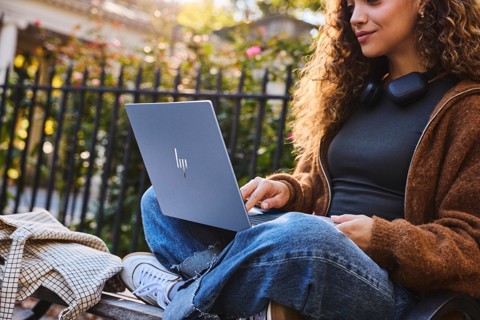 HP E70DCEA laptop Computer portatile 35,6 cm (14") 2K 8 GB LPDDR5-SDRAM 256 GB SSD Wi-Fi 6E (802.11ax) Windows 11 Home AI PC Blu