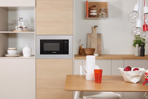 Indesit MWI 120 GX.1 Microonde con grill, inox, 20Lt, Defrost,Funzioni Automatiche