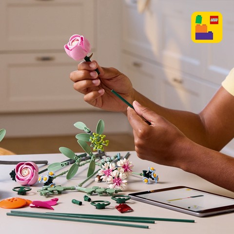 LEGO Botanicals 10342 Bouquet di Fiori Rosa, Kit Modellismo Adulti, Decorazioni Casa con Piante Finte, Idea Regalo Donna o Uomo