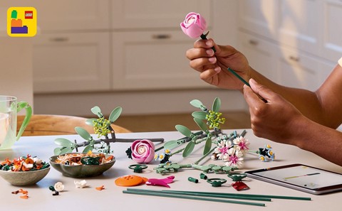 LEGO Botanicals 10342 Bouquet di Fiori Rosa, Kit Modellismo Adulti, Decorazioni Casa con Piante Finte, Idea Regalo Donna o Uomo