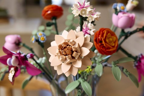 LEGO Botanicals 10342 Bouquet di Fiori Rosa, Kit Modellismo Adulti, Decorazioni Casa con Piante Finte, Idea Regalo Donna o Uomo