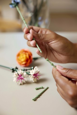 LEGO Botanicals 10342 Bouquet di Fiori Rosa, Kit Modellismo Adulti, Decorazioni Casa con Piante Finte, Idea Regalo Donna o Uomo
