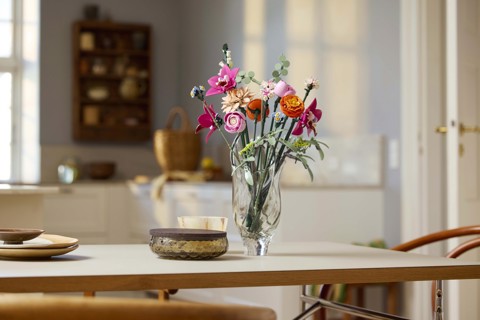 LEGO Botanicals 10342 Bouquet di Fiori Rosa, Kit Modellismo Adulti, Decorazioni Casa con Piante Finte, Idea Regalo Donna o Uomo