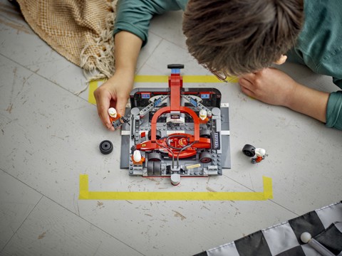 LEGO City 60443 Pit Stop e Meccanici con Monoposto Ferrari F1