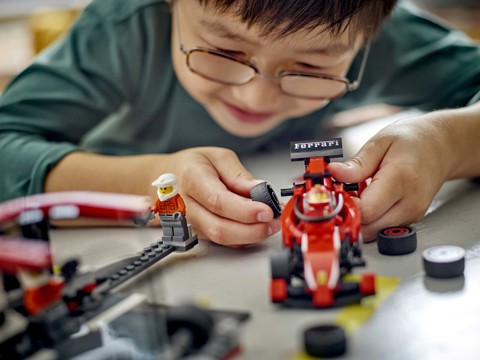 LEGO City 60443 Pit Stop e Meccanici con Monoposto Ferrari F1