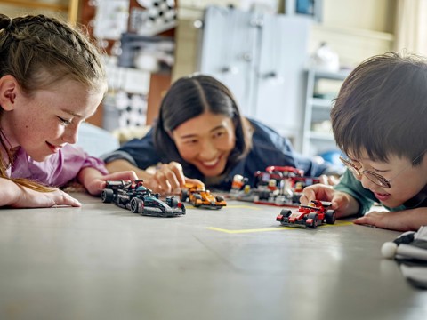 LEGO City 60443 Pit Stop e Meccanici con Monoposto Ferrari F1