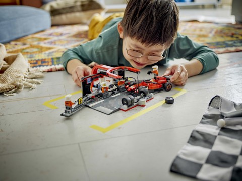 LEGO City 60443 Pit Stop e Meccanici con Monoposto Ferrari F1