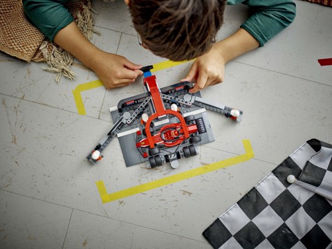 LEGO City 60443 Pit Stop e Meccanici con Monoposto Ferrari F1