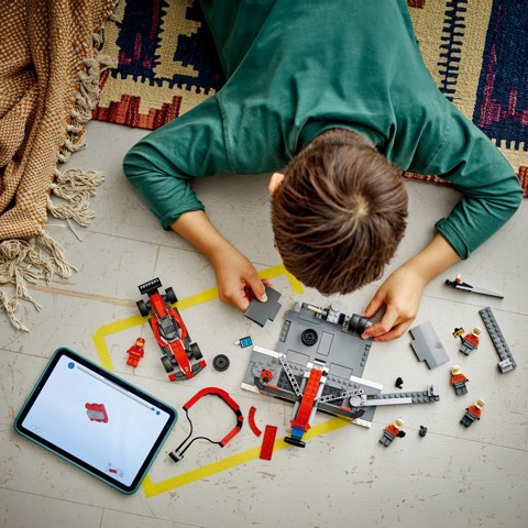 LEGO City 60443 Pit Stop e Meccanici con Monoposto Ferrari F1