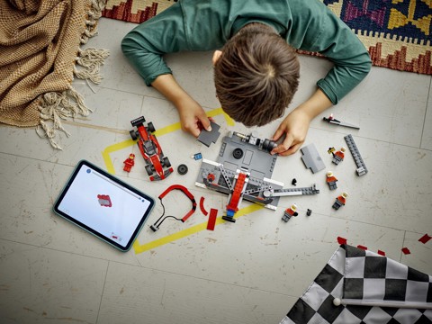 LEGO City 60443 Pit Stop e Meccanici con Monoposto Ferrari F1