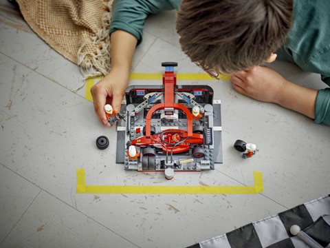 LEGO City 60443 Pit Stop e Meccanici con Monoposto Ferrari F1 - Officina, Macchina Giocattolo e Accessori, Giochi Bambini 6+