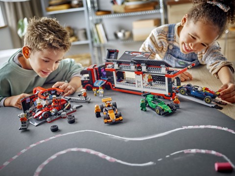 LEGO City 60443 Pit Stop e Meccanici con Monoposto Ferrari F1 - Officina, Macchina Giocattolo e Accessori, Giochi Bambini 6+