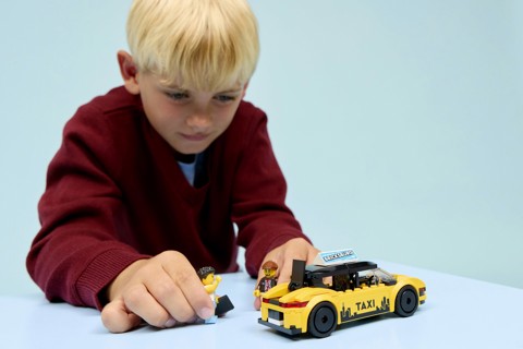 LEGO City 60487 Taxi Giallo, Macchina Giocattolo con 2 Minifigure e Tetto Rimovibile