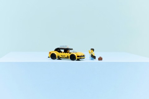 LEGO City 60487 Taxi Giallo, Macchina Giocattolo con 2 Minifigure e Tetto Rimovibile