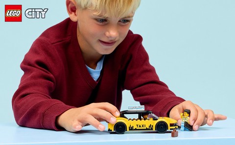 LEGO City 60487 Taxi Giallo, Macchina Giocattolo con 2 Minifigure e Tetto Rimovibile