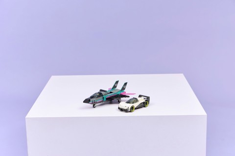 LEGO City 60489 Jet Contro Auto Sportiva Giocattolo, Aereo, Macchina e 2 Minifigure di Piloti