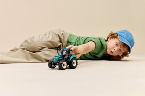 LEGO City 60498 Trattore Giocattolo, Veicolo Agricolo da Costruire con Minifigure del Contadino, Regalo per Bambini da 6+