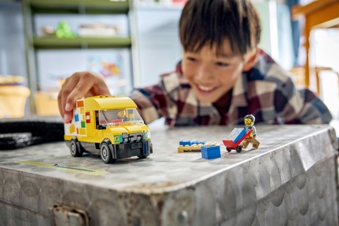 LEGO City 60500 Furgone Giocattolo, Camion per Consegne con 2 Minifigure, Carrello e Accessori