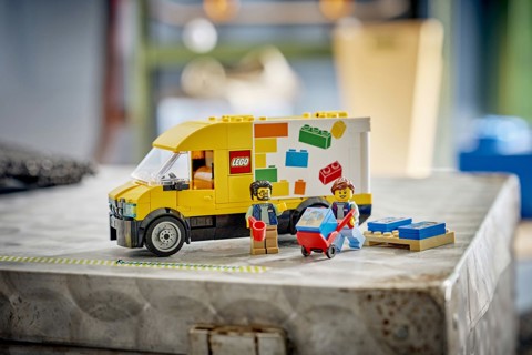 LEGO City 60500 Furgone Giocattolo, Camion per Consegne con 2 Minifigure, Carrello e Accessori