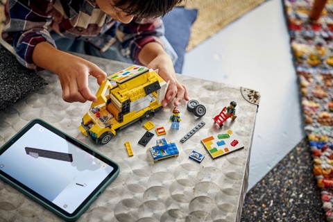 LEGO City 60500 Furgone Giocattolo, Camion per Consegne con 2 Minifigure, Carrello e Accessori, Regalo per Bambini da 6+
