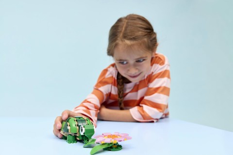 LEGO Creator 31377 3in1 Tartaruga con Fiore di Ninfea, Animale Giocattolo Trasformabile in Camaleonte o Rana