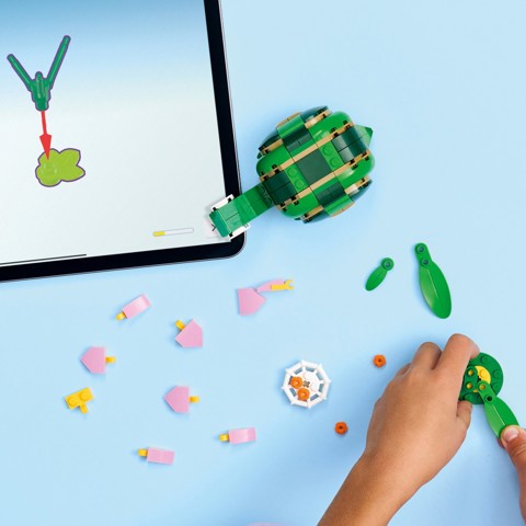 LEGO Creator 31377 3in1 Tartaruga con Fiore di Ninfea, Animale Giocattolo Trasformabile in Camaleonte o Rana